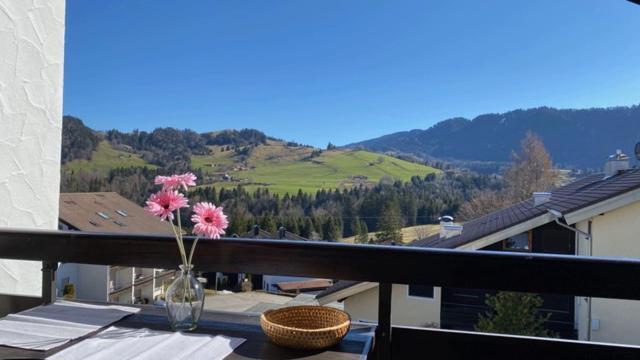 Bergwiese Mit Oberstaufen Plus Karte Exteriör bild